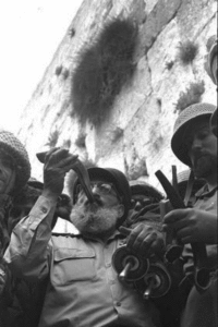 Goren shofar Kotel 1967
